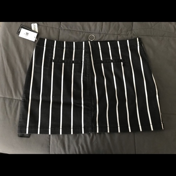 NWT. Volcom Black & white striped skirt XL - Picture 3 of 4